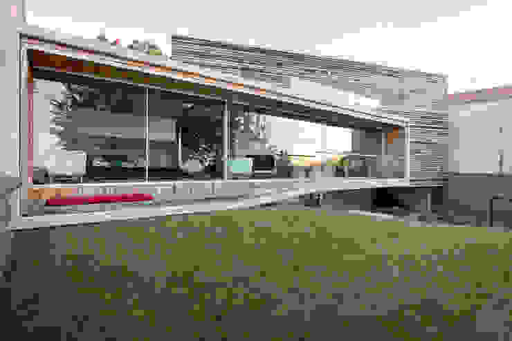 dezanove house designed by iñaki leite - front elevation Inaki Leite Design Ltd. Rumah Modern