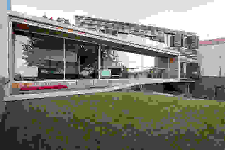 dezanove house designed by iñaki leite - opened front elevation Inaki Leite Design Ltd. Rumah Modern