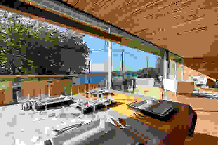 dezanove house designed by iñaki leite - dining at dezanove Inaki Leite Design Ltd. Dining roomCrockery & glassware