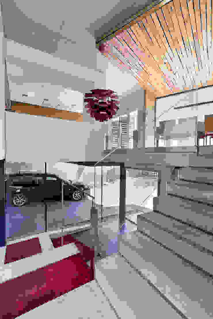 dezanove house designed by iñaki leite - open stairs Inaki Leite Design Ltd. Koridor & Tangga Modern