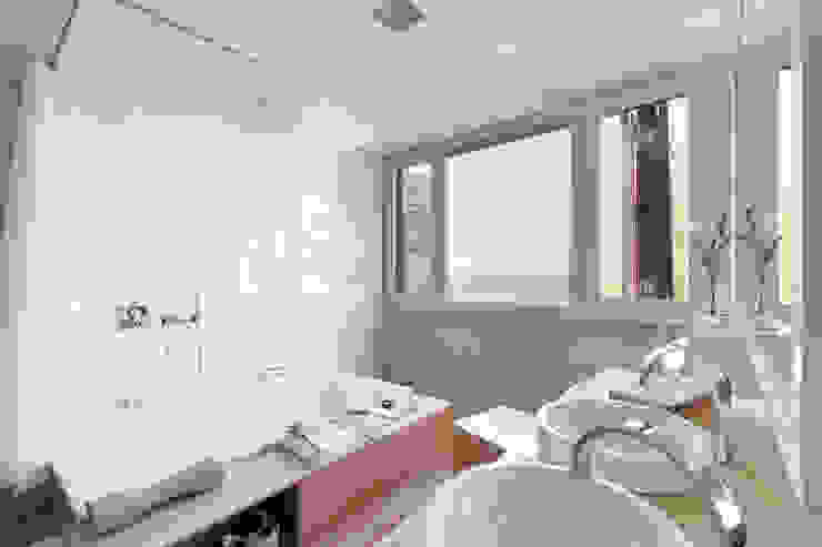 dezanove house designed by iñaki leite - master bedroom ensuite Inaki Leite Design Ltd. Kamar Mandi Modern