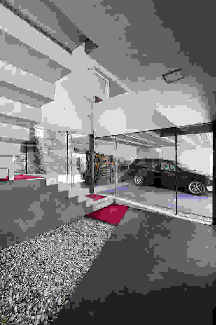 dezanove house designed by iñaki leite - entrance hall Inaki Leite Design Ltd. Dinding & Lantai Modern