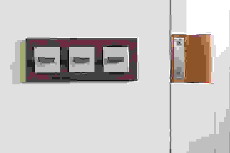 dezanove house designed by iñaki leite - handle doors Inaki Leite Design Ltd. Walls & flooringPaint & finishes