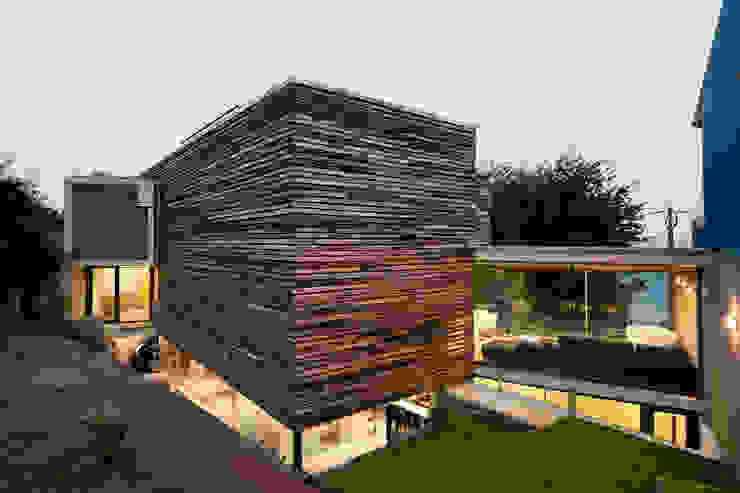dezanove house designed by iñaki leite - rear view of the house Inaki Leite Design Ltd. 모던스타일 주택