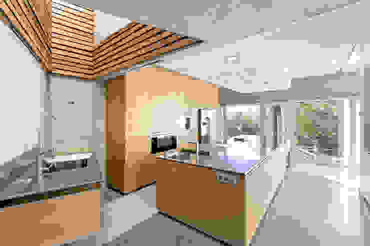 kitchen units at dezanove house designed by iñaki leite - Inaki Leite Design Ltd. Dapur Modern