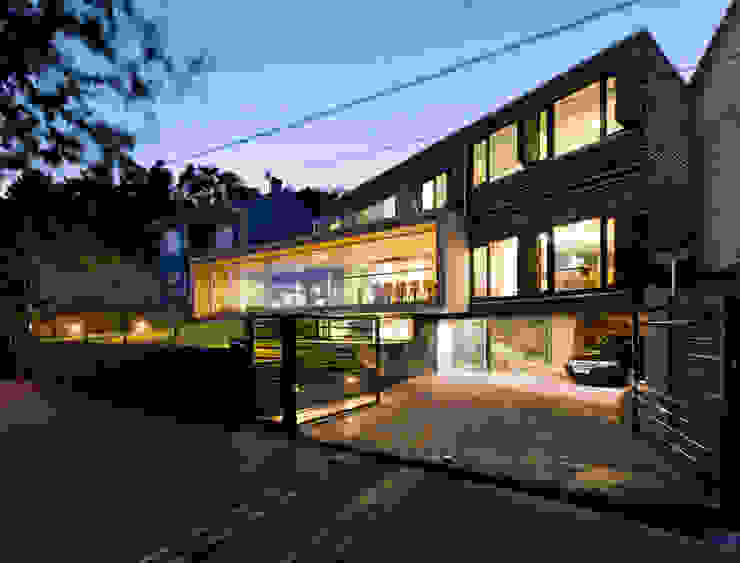 dezanove house designed by iñaki leite - front view at twilight Inaki Leite Design Ltd. 모던스타일 정원