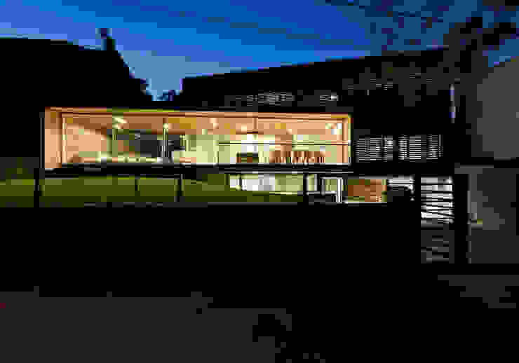 dezanove house designed by iñaki leite - front elevation at twilight Inaki Leite Design Ltd. Ruang Keluarga Modern