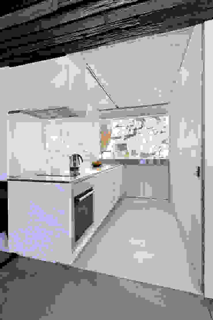 dezanove house designed by iñaki leite - kitchenette Inaki Leite Design Ltd. Dapur Modern