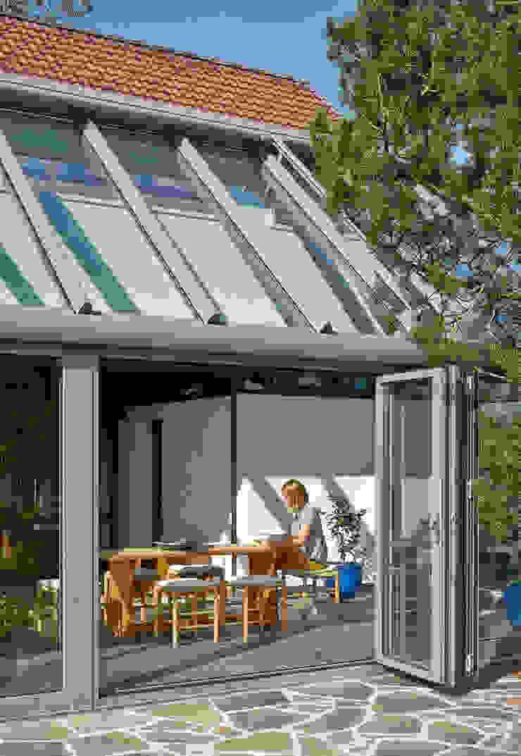 Hauserweiterung kombiniert mit Wind-, Regen- und Schallschutz Solarlux GmbH Moderner Wintergarten