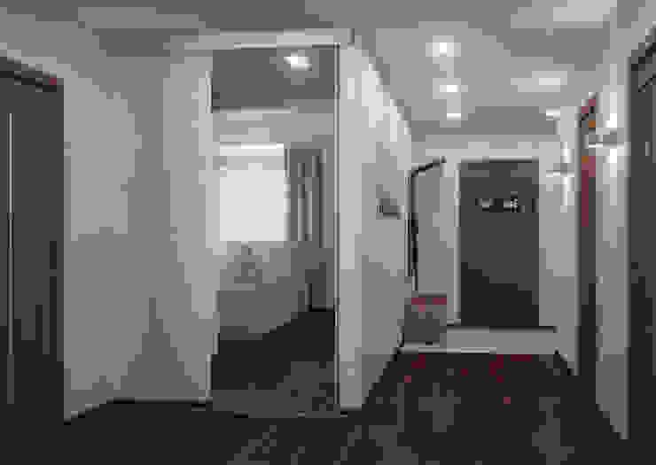 Двухкомнатная квартира для холостяка Коридор, прихожая и лестница в эклектичном стиле от Center of interior design Эклектичный