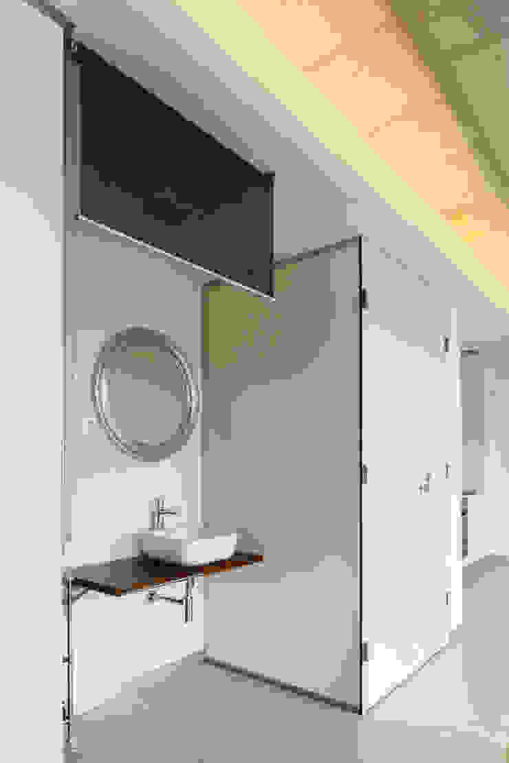 Casas de banho minimalistas por Nan Arquitectos Minimalista