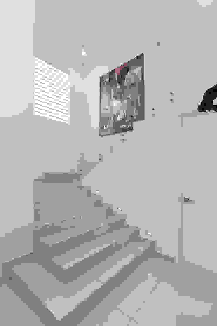 Grupo Arsciniest Minimalist corridor, hallway & stairs
