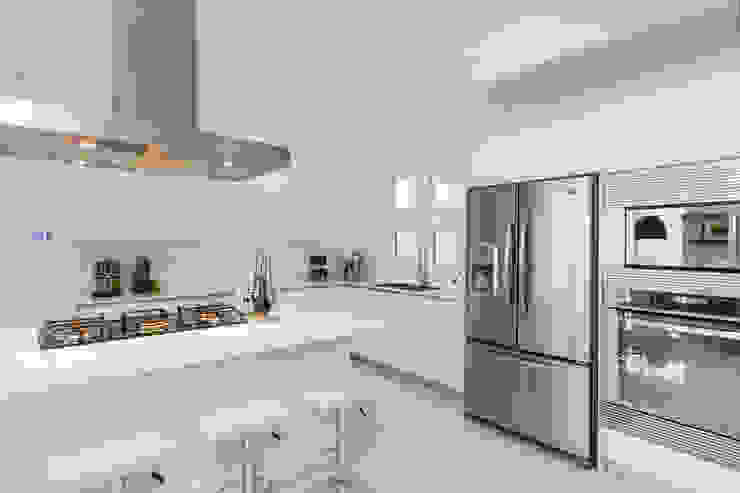 CASA RR8, Grupo Arsciniest Grupo Arsciniest Minimalist kitchen