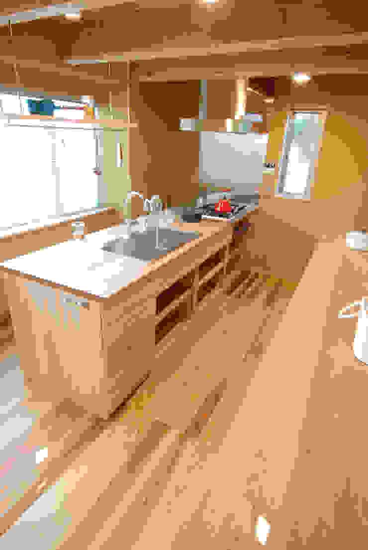 Quartos de criança ecléticos por 豊田空間デザイン室 一級建築士事務所 Eclético