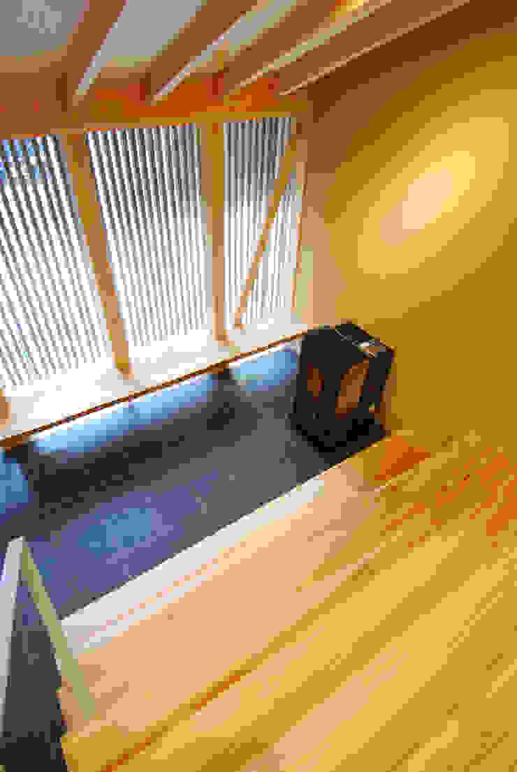 Corredores, halls e escadas ecléticos por 豊田空間デザイン室 一級建築士事務所 Eclético