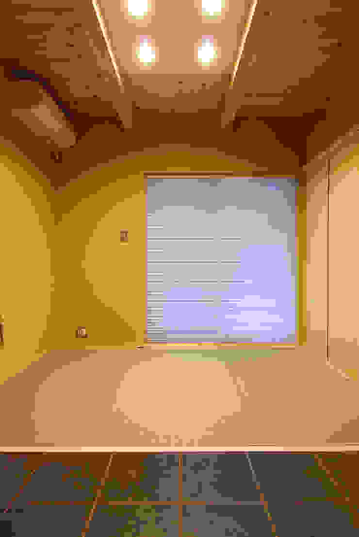 Quartos ecléticos por 豊田空間デザイン室 一級建築士事務所 Eclético