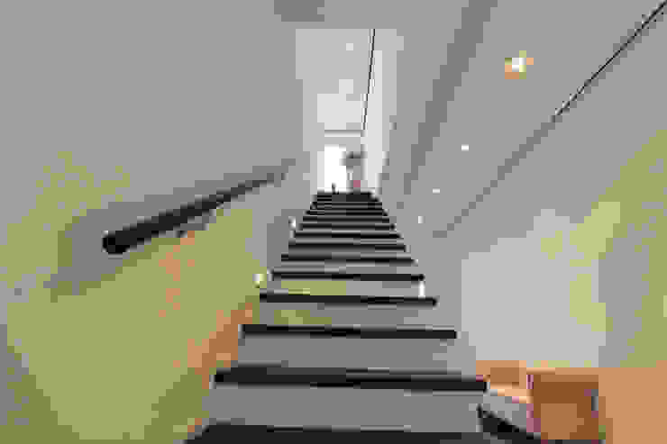 La Casa Wohnbau GmbH Vestíbulos, pasillos y escalerasEscaleras