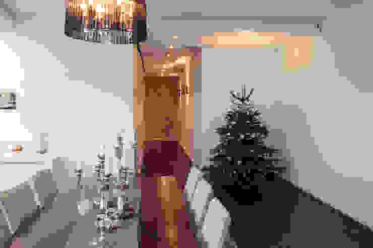 La Casa Wohnbau GmbH Pasillos, vestíbulos y escaleras modernos