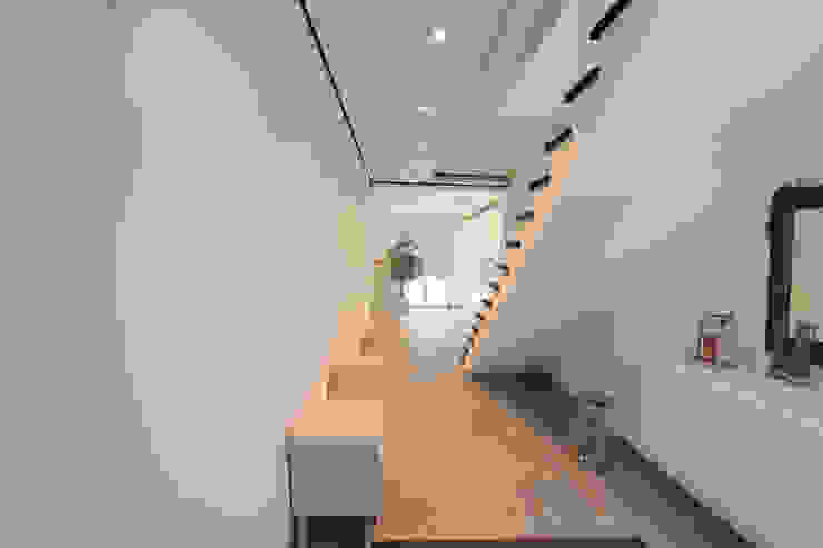 La Casa Wohnbau GmbH Pasillos, vestíbulos y escaleras modernos