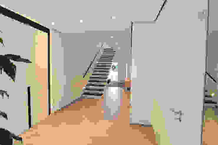 La Casa Wohnbau GmbH Pasillos, vestíbulos y escaleras modernos