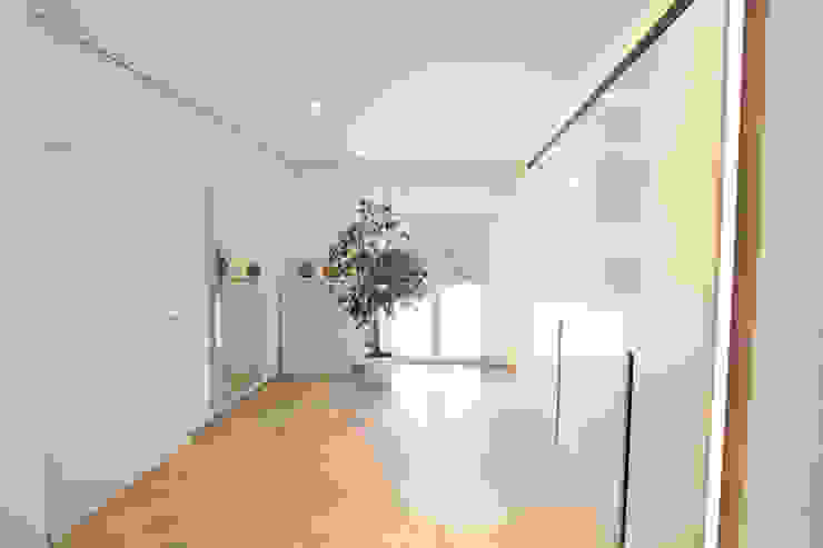 La Casa Wohnbau GmbH Pasillos, vestíbulos y escaleras modernos