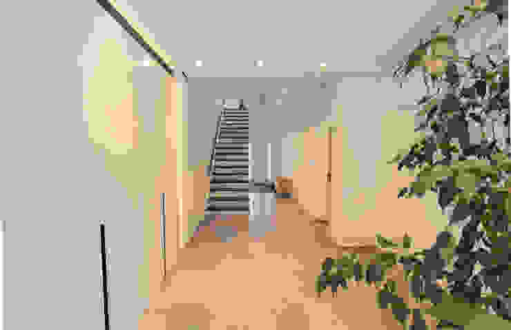 La Casa Wohnbau GmbH Pasillos, vestíbulos y escaleras modernos