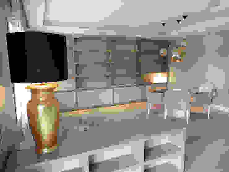 LF24 Arquitectura Interiorismo ห้องนั่งเล่นชั้นวางของ