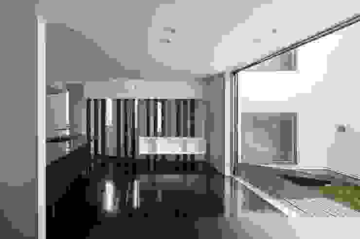 スロープの家（spairal court）愛犬家住宅, 前田敦計画工房 前田敦計画工房 Comedores de estilo moderno