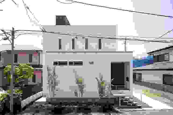 スロープの家（spairal court）愛犬家住宅, 前田敦計画工房 前田敦計画工房 Casas modernas