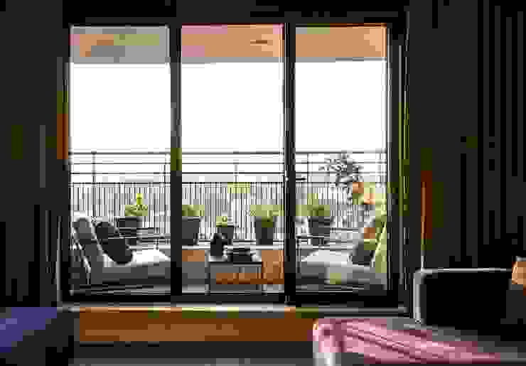 Point West, Keir Townsend Ltd. Keir Townsend Ltd. Classic style balcony, veranda & terrace