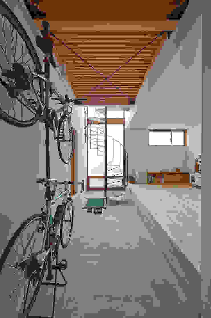 太田窪の家, （有）菰田建築設計事務所 （有）菰田建築設計事務所 Modern Corridor, Hallway and Staircase