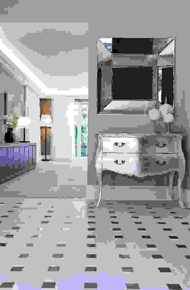 Virginia Water Klassischer Flur, Diele & Treppenhaus von Keir Townsend Ltd. Klassisch