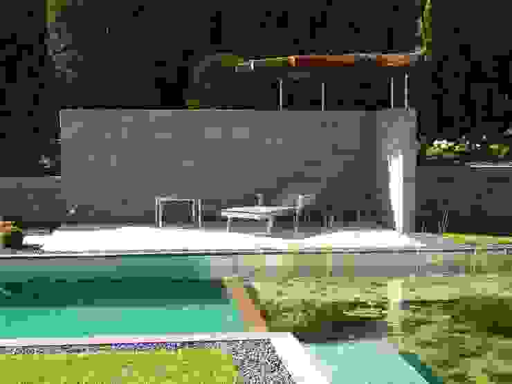 Gemütlicher Sitzplatz am Pool Maute GmbH & CO KG Moderne Pools