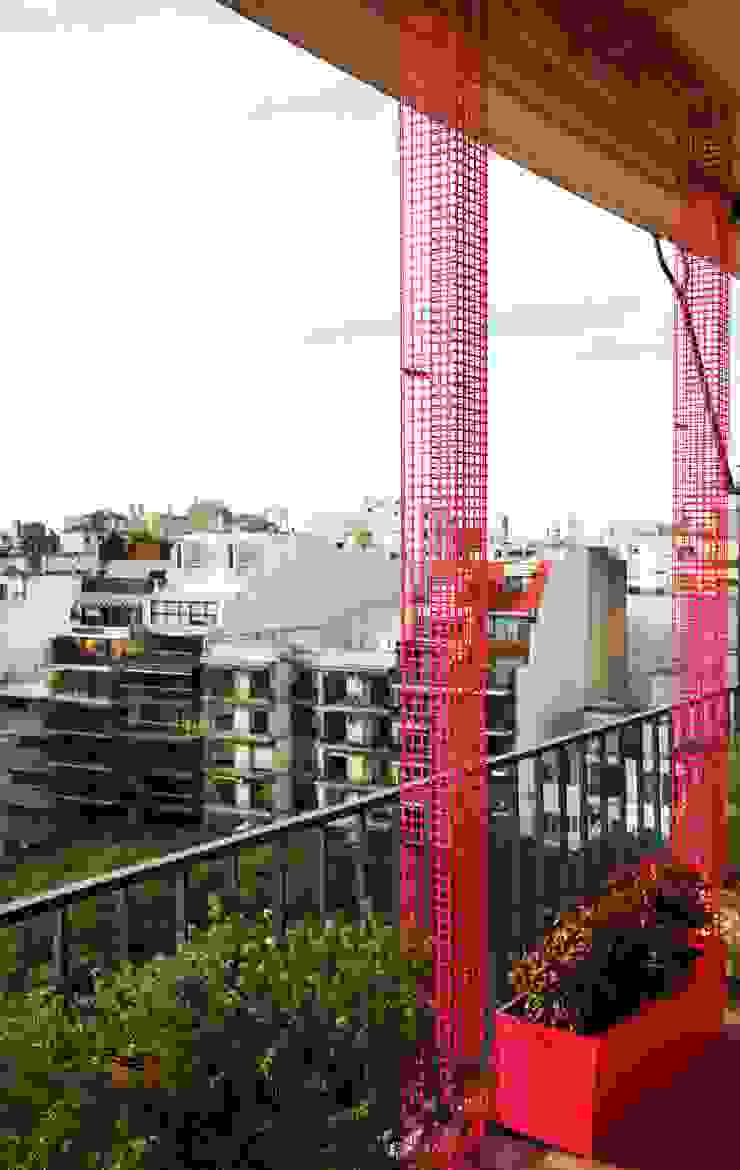 Un Balcón para una Coleccionista de Arte, Estudio Nicolas Pierry: Diseño en Arquitectura de Paisajes & Jardines Estudio Nicolas Pierry: Diseño en Arquitectura de Paisajes & Jardines Nowoczesny balkon, taras i weranda