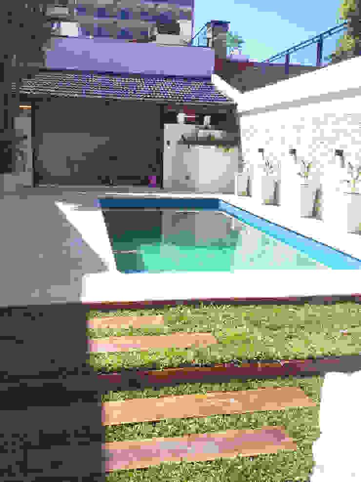 Reciclaje de un jardín con pileta descuidado, Estudio Nicolas Pierry: Diseño en Arquitectura de Paisajes & Jardines Estudio Nicolas Pierry: Diseño en Arquitectura de Paisajes & Jardines Modern pool