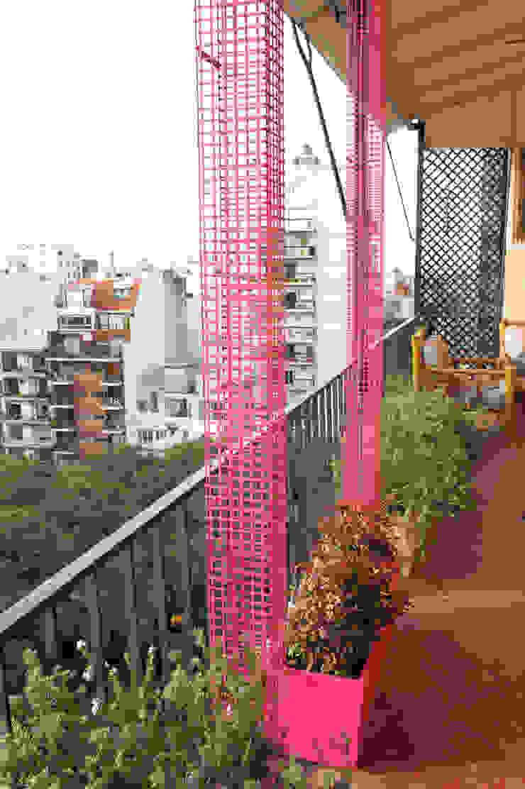 Un Balcón para una Coleccionista de Arte, Estudio Nicolas Pierry: Diseño en Arquitectura de Paisajes & Jardines Estudio Nicolas Pierry: Diseño en Arquitectura de Paisajes & Jardines Moderner Balkon, Veranda & Terrasse