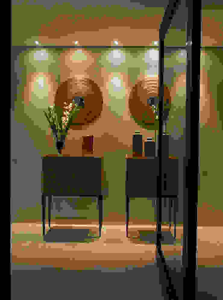 Hall minimalista RABAIOLI I FREITAS Corredores, halls e escadas minimalistas