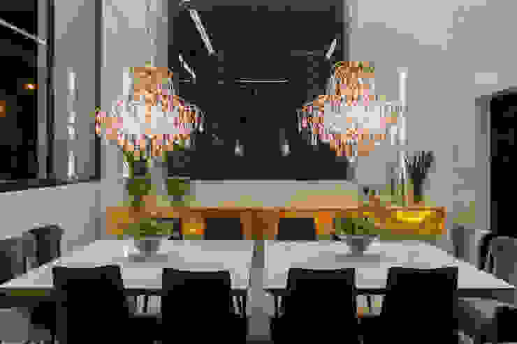 Simetria e ousadia RABAIOLI I FREITAS Salas de jantar modernas