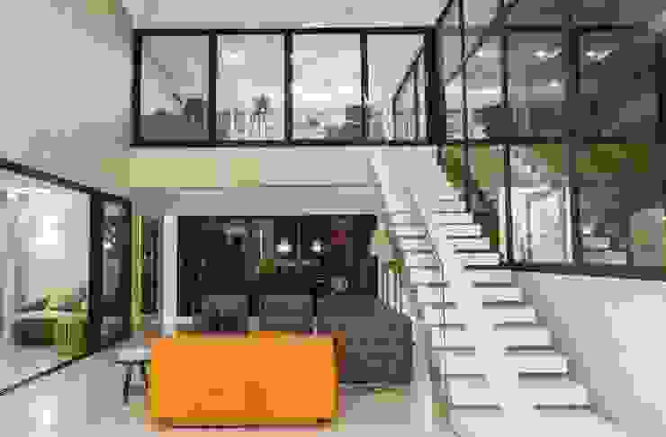 Mezanino, espaço de reflexão da família. RABAIOLI I FREITAS Corredores, halls e escadas minimalistas