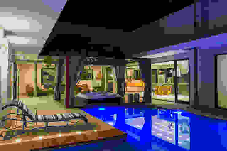 Lazer em estilo Bali. RABAIOLI I FREITAS Piscinas modernas