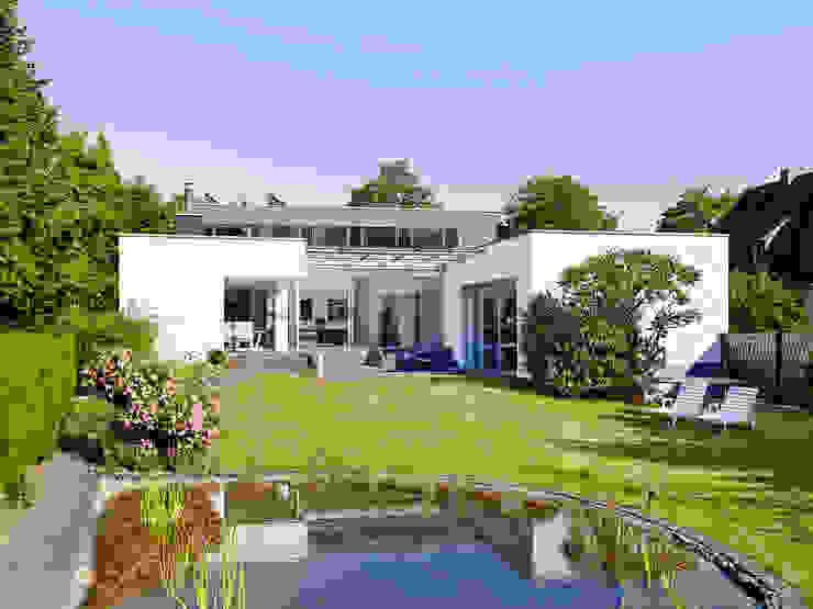 Blick vom Garten Gritzmann Architekten Minimalistische Häuser Pflanze,Himmel,Eigentum,Wasser,Gebäude,Baum,Die Architektur,Natürliche Landschaft,Gras,Landschaft