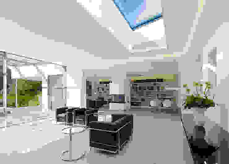 Atriumhaus im Grünen, Gritzmann Architekten Gritzmann Architekten Minimalist living room