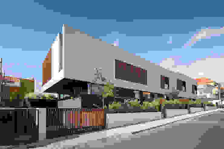 Moradias em banda, Queijas Casas minimalistas por Estúdio Urbano Arquitectos Minimalista