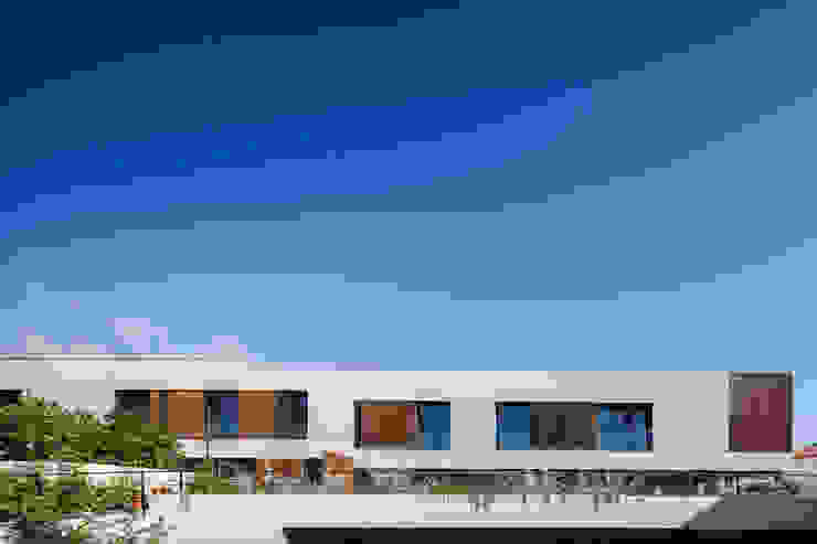 Moradias em banda, Queijas Casas minimalistas por Estúdio Urbano Arquitectos Minimalista