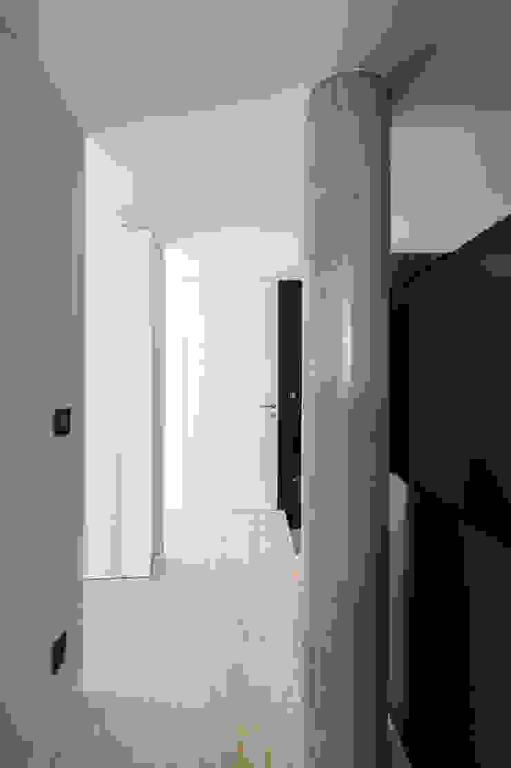 Moradias em banda, Queijas Corredores, halls e escadas minimalistas por Estúdio Urbano Arquitectos Minimalista
