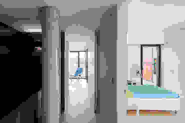 Moradias em banda, Queijas Corredores, halls e escadas minimalistas por Estúdio Urbano Arquitectos Minimalista