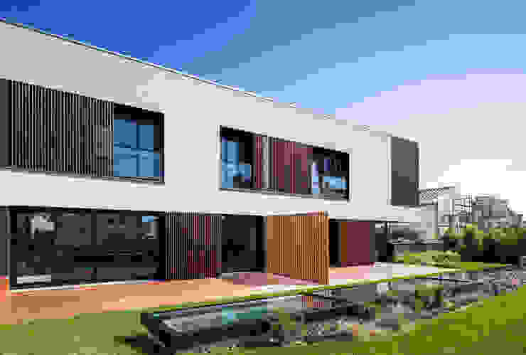 Moradias em banda, Queijas Casas minimalistas por Estúdio Urbano Arquitectos Minimalista