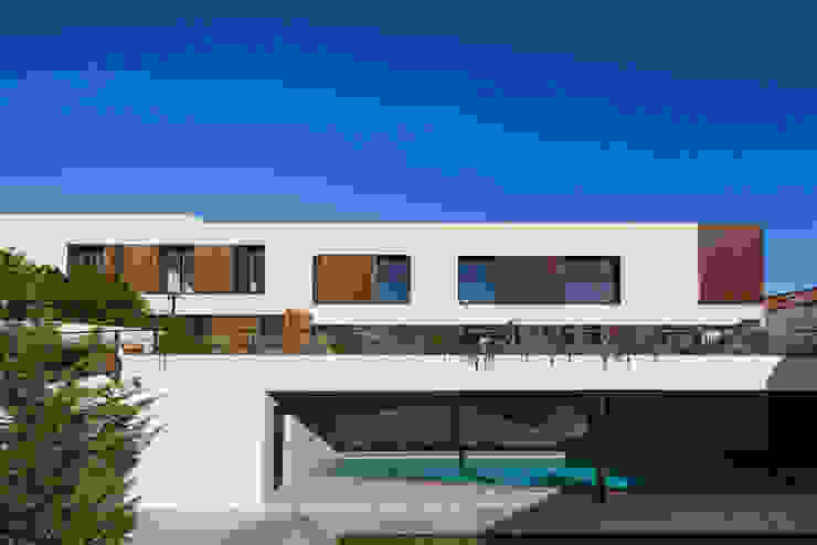 Moradias em banda, Queijas Piscinas minimalistas por Estúdio Urbano Arquitectos Minimalista