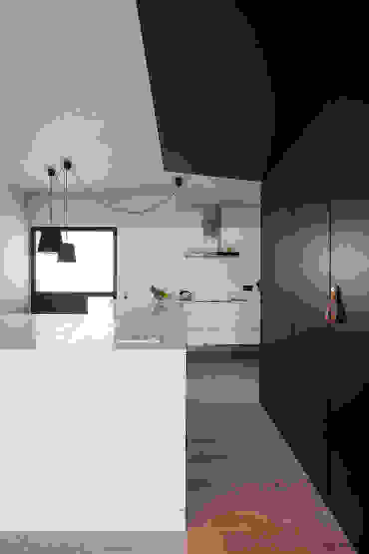 Moradias em banda, Queijas Cozinhas minimalistas por Estúdio Urbano Arquitectos Minimalista