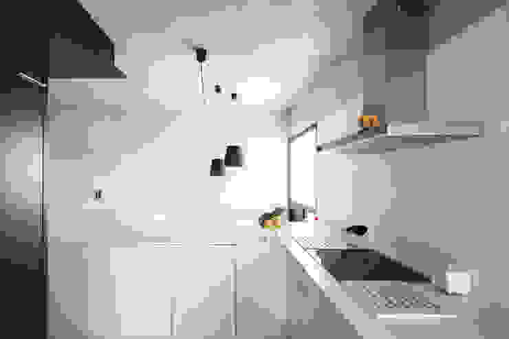 Moradias em banda, Queijas Cozinhas minimalistas por Estúdio Urbano Arquitectos Minimalista